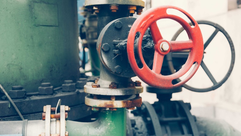 steel-pipelines-cables-plant-Magnific.jpg