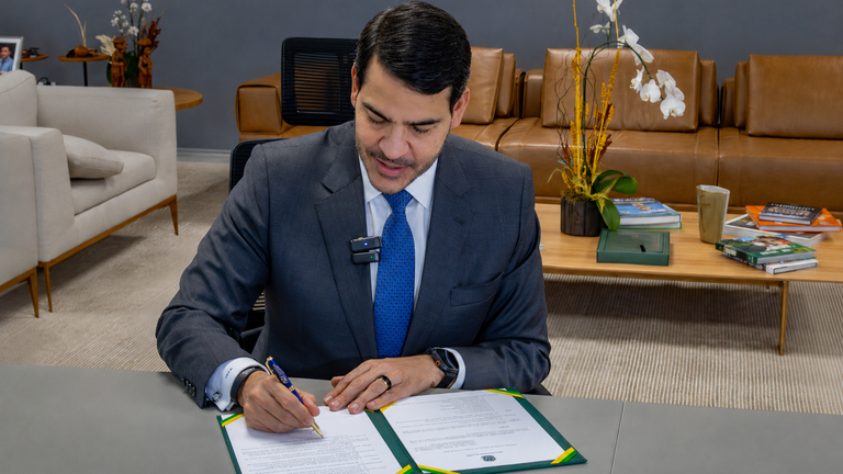 ministro_assinando.png