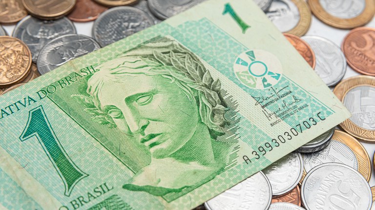 dinheiro-moedas-brasileiras-1-real-cedula Freepik.jpg