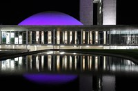 Senado está iluminado de roxo no mês de conscientização sobre hanseníase