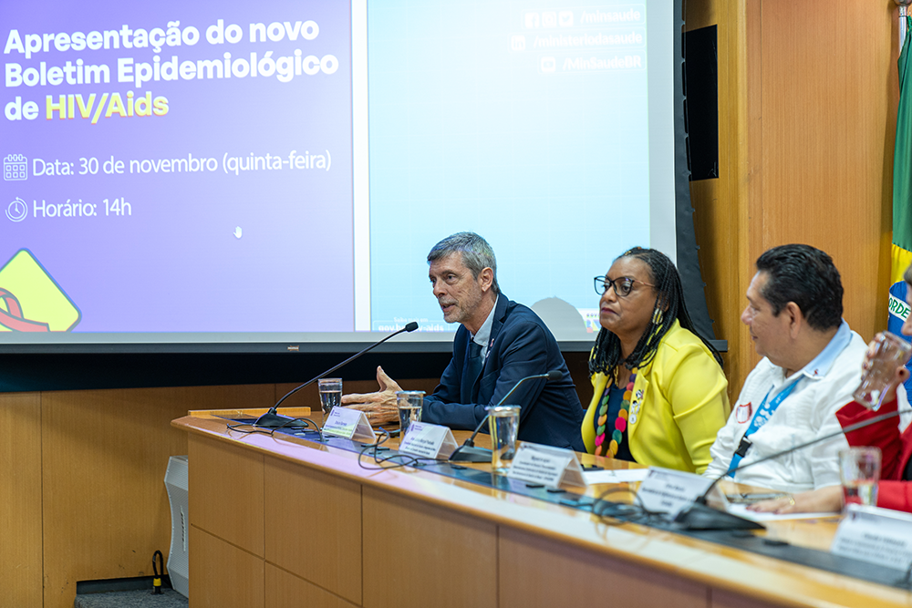 30.11.23 - Brasil registra queda de óbitos por aids, mas doença ainda mata mais pessoas negras do que brancas.png