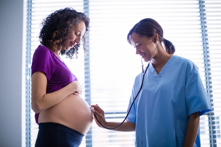 doutor-examinando-a-barriga-da-mulher-gravida-com-estetoscopio-na-enfermaria.jpg