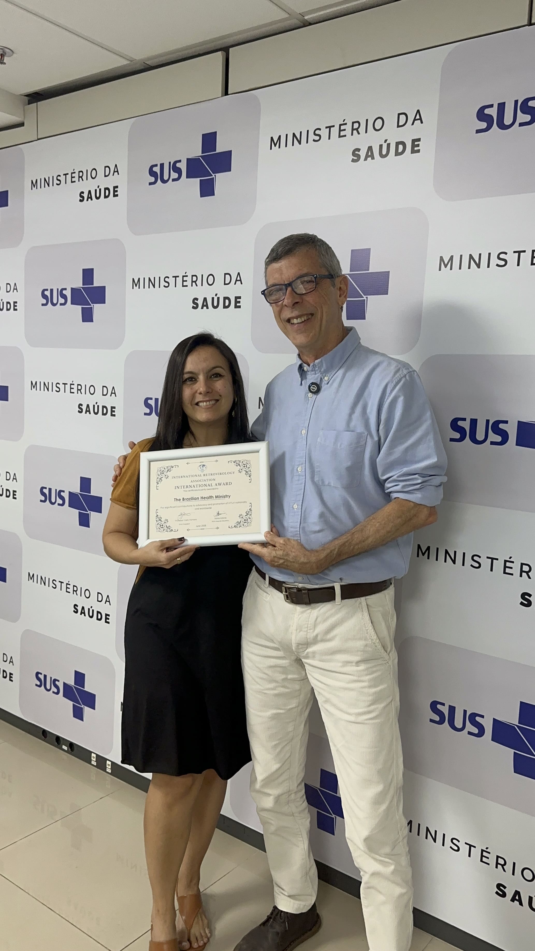 Pessoas segurando certificado