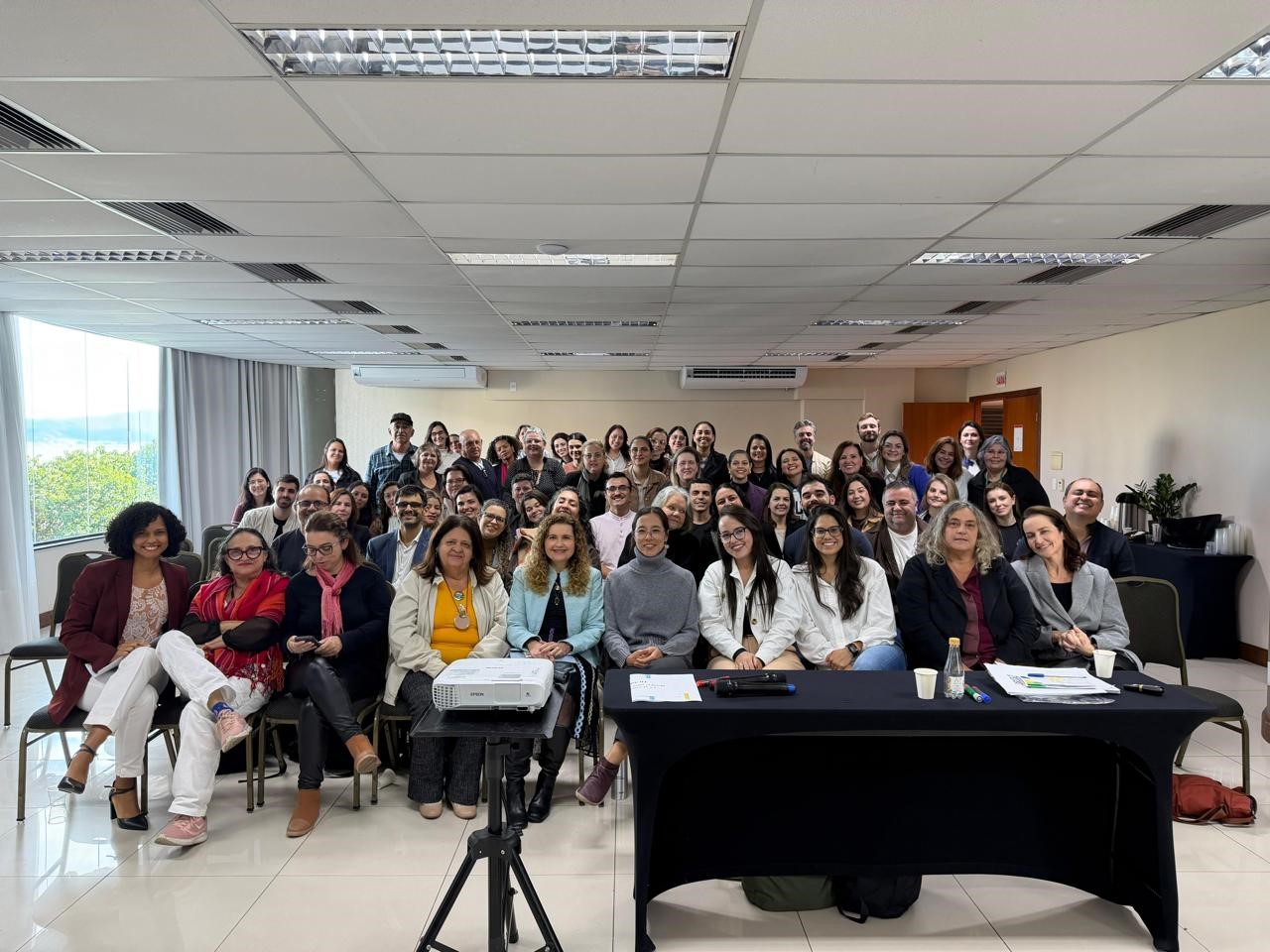 Pessoas sentadas sorrindo