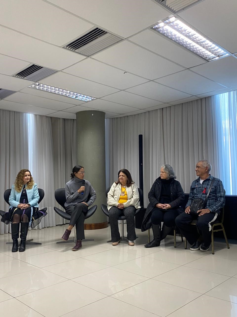 Pessoas sentadas conversando