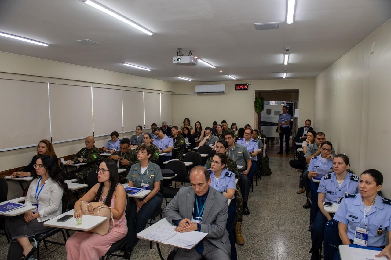 Pessoas sentadas