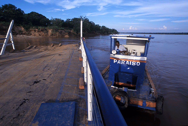 Balsa para travessia do rio São Francisco (MG)