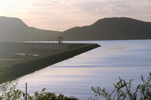 Lago da barragem Itaparica no rio São Francisco - Nova Petrolândia (PE)