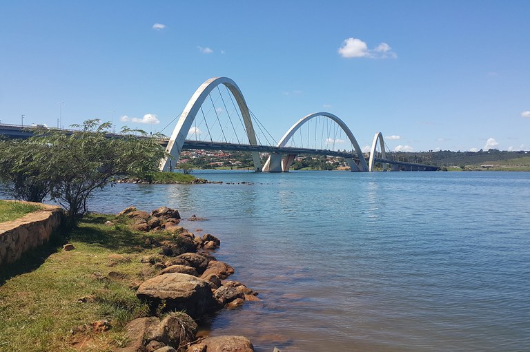 Lago Paranoá e Ponte JK em Brasília (DF)