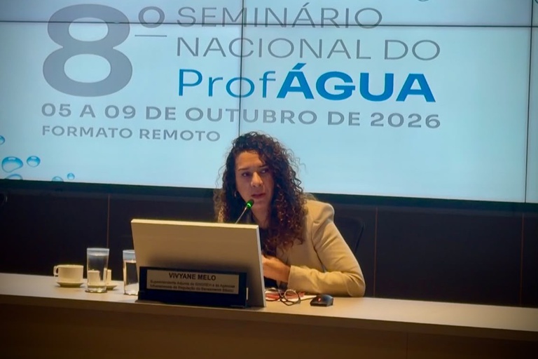 O professor da Universidade do Estado do Rio de Janeiro (UERJ) Friedrich Herms, representante dos docentes do Mestrado Profissional, apresentou um panorama dos números do 8º Seminário. Segundo o acadêmico, existem 349 trabalhos inscritos, 264 professores da Rede e 53 servidores da ANA como avaliadores desses trabalhos, 314 alunos do ProfÁgua como ouvintes e 639 ouvintes externos no encontro.
Já a representante dos discentes do ProfÁgua, Caroline Brocardo, falou sobre as transformações geradas pelo Mestrado Profissional na carreira dos alunos. “O que me parece mais importante dizer não é sobre a minha pesquisa; é sobre o que o ProfÁgua faz com a trajetória de quem passa por ele. Eu atuo em projetos de apoio aos comitês de bacias desde 2018. Cheguei ao programa vinda do próprio Sistema com perguntas que a prática já tinha formulado e que eu não sabia como responder. O ProfÁgua me deu o método para enfrentá-las e, principalmente, a escala. Deixei de olhar apenas para meu estado e passei a enxergar em nível de Brasil”, compartilhou Brocardo.
Renatta Serafim, representante dos egressos do ProfÁgua, aconselhou os mestrandos atuais a aproveitarem o Seminário como oportunidade de evolução das suas pesquisas. “Os alunos que estão hoje aqui nos assistindo, que vão apresentar seus trabalhos, aproveitem esse momento. Os que estão também para assistir as apresentações como ouvintes, aproveitem esse momento. Façam perguntas sobre os trabalhos que estão sendo apresentados. São todos trabalhos muito bons, trabalhos que são desenvolvidos para a gestão dos recursos hídricos e para a melhoria dessa gestão”, pontuou a mestre pelo ProfÁgua da turma de 2021.
O evento
O 8º Seminário é promovido pela Agência Nacional de Águas e Saneamento Básico (ANA) em parceria com a CAPES e a Rede ProfÁgua. Realizado anualmente o evento tem o propósito de apresentar, discutir e avaliar os projetos de pesquisa aplicada e os produtos técnico-tecnológicos desenvolvidos pelos alunos do Mestrado Profissional em Rede Nacional em Gestão e Regulação de Recursos Hídricos.
Além disso, o evento promove a integração dos alunos e docentes com especialistas da ANA e entes do SINGREH para apresentarem os trabalhos que estão sendo realizados no Programa de modo que eles recebam a análise técnica e prática dos projetos de pesquisa.
O ProfÁgua
Criado e fomentado pela ANA em 2015, em parceria com a Coordenação de Aperfeiçoamento de Pessoal de Nível Superior (CAPES), o ProfÁgua conta com 26 instituições espalhadas por praticamente todos os estados brasileiros. O programa já recebeu mais de R$ 14 milhões em investimentos e formou mais de 827 profissionais que já obtiveram o título de mestre em Gestão e Regulação de Recursos Hídricos pelo ProfÁgua.
Essa iniciativa busca proporcionar uma formação teórica e prática aos profissionais e pesquisadores da área de recursos hídricos. O intuito do curso é qualificar os(as) alunos(as) para lidar com os desafios mais complexos da gestão e da regulação das águas no Brasil. Nesse sentido, as dissertações do mestrado sempre têm um caráter de conhecimento aplicado, o que efetivamente contribui para o aprimoramento da gestão de recursos hídricos.