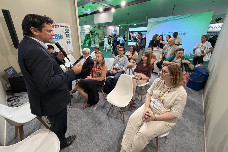 Superintendente Ana Paula Fioreze (à dir.) participa de evento no estande do CBHSF na COP30 em Belém (PA)
