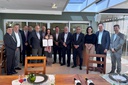Diretora-presidente da ANA, Veronica Rios, e presidente da CNA, João Martins da Silva Junior, seguram documento do acordo de cooperação técnica assinado