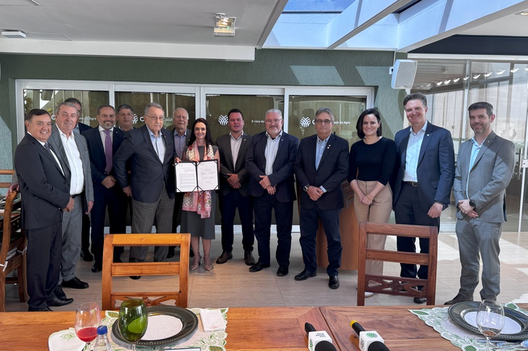 Diretora-presidente da ANA, Veronica Rios, e presidente da CNA, João Martins da Silva Junior, seguram documento do acordo de cooperação técnica assinado