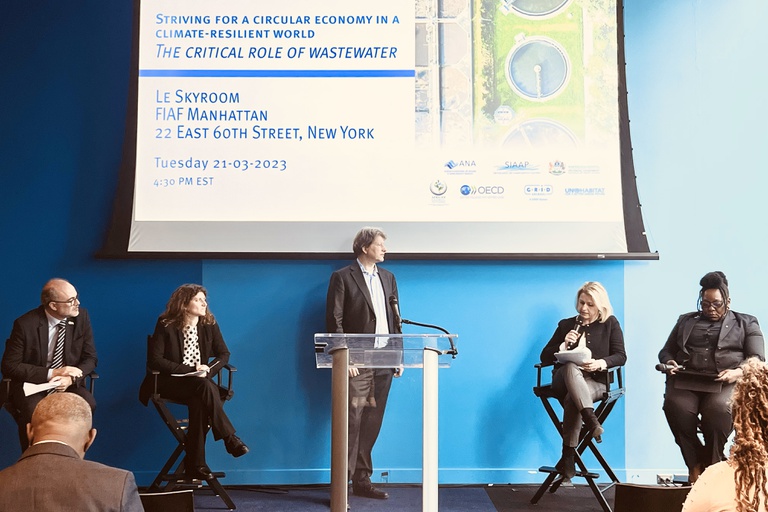 Diretor Mauricio Abijaodi (à esq.) participa de painel sobre saneamento básico em Nova Iorque