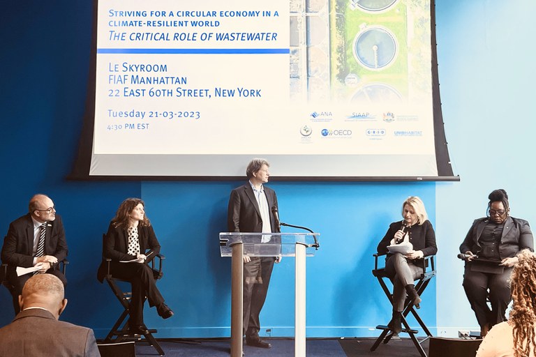 Diretor Mauricio Abijaodi (à esq.) participa de painel sobre saneamento básico em Nova Iorque