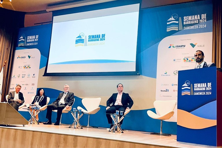 Diretor Filipe Sampaio (à dir.) discursa na abertura da Semana de Barragens 2024