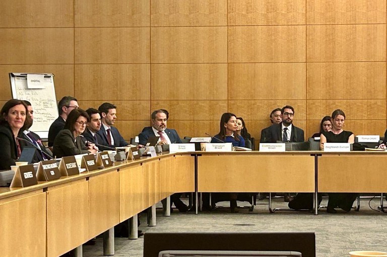Diretor interino Nazareno Araújo (centro) participa da 24ª Reunião da NER/OCDE