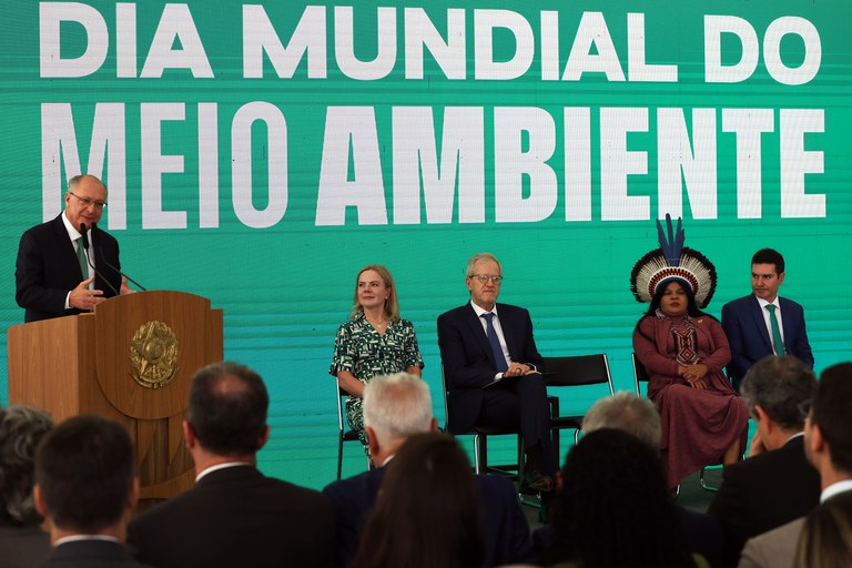 Presidente da República em exercício, Geraldo Alckmin (à esq.), discursa durante a Cerimônia do Dia Mundial do Meio Ambiente