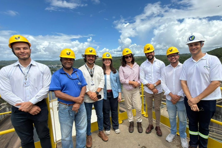 Diretora Cristiane Battiston (centro, de jaqueta) na visita técnica à barragem da hidrelétrica Pedra do Cavalo (BA)