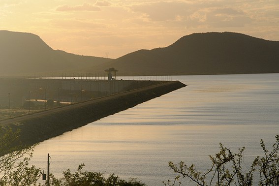 Usina Hidrelétrica Luiz Gonzaga no rio São Francisco (BA/PE)