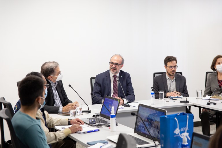 Diretor Mauricio Abijaodi (centro) recebe missão conjunta internacional