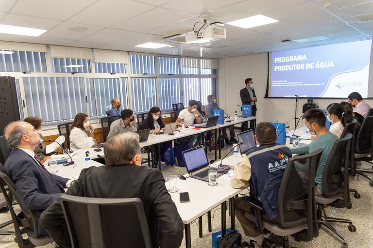 Coordenador de Conservação de Água e Solo da ANA, Henrique Veiga, apresenta Produtor de Água para missão internacional