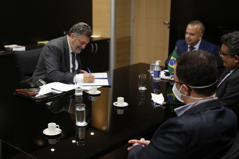Diretor-presidente substituto, Oscar Cordeiro Netto, assina comunicado com ministro do Desenvolvimento Regional (à dir.)