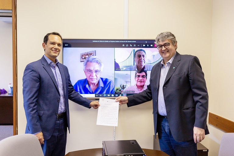 Diretores Vitor Saback (à esq.) e Ricardo Andrade (à dir.) assinam termo de adesão durante videoconferência