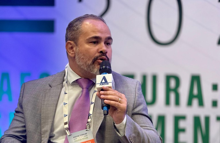 Diretor interino da ANA Nazareno Araújo discursa durante painel no ABDIB Fórum 2025 em Brasília