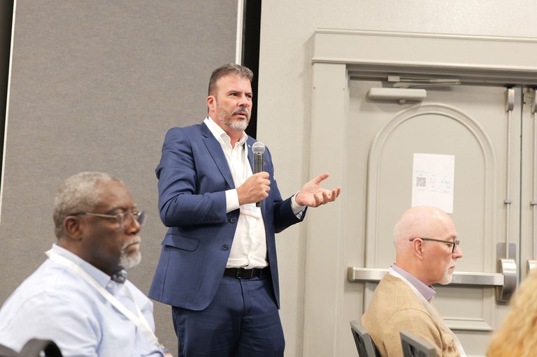 Diretor interino Marcelo Medeiros (centro) participa do Seminário de Hidrometeorologia da América Latina e Caribe