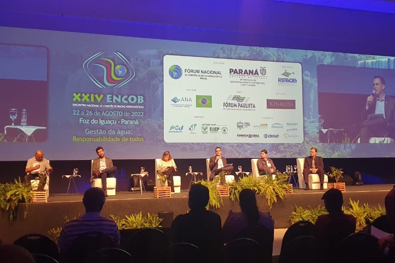 Mesa sobre o papel dos comitês na implementação dos planos de recursos hídricos
