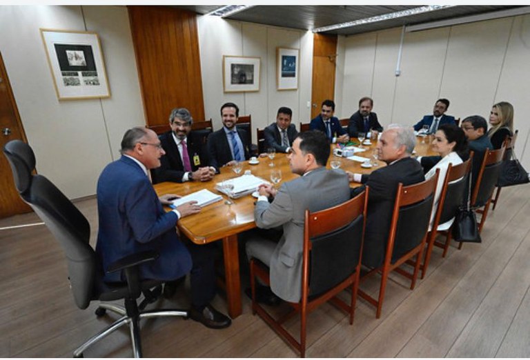 Diretora-presidente da ANA (de branco à dir.) participa da reunião com dirigentes de outras agências e com vice-presidente da República