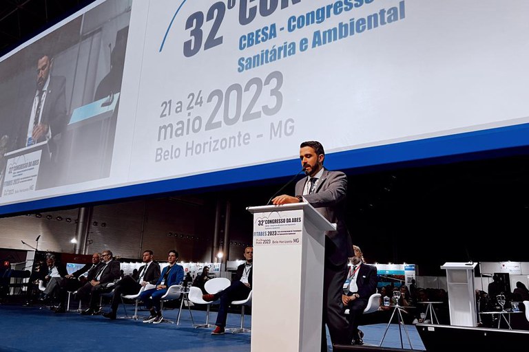 Diretor Filipe Sampaio discursa na solenidade de abertura do 32º Congresso da ABES