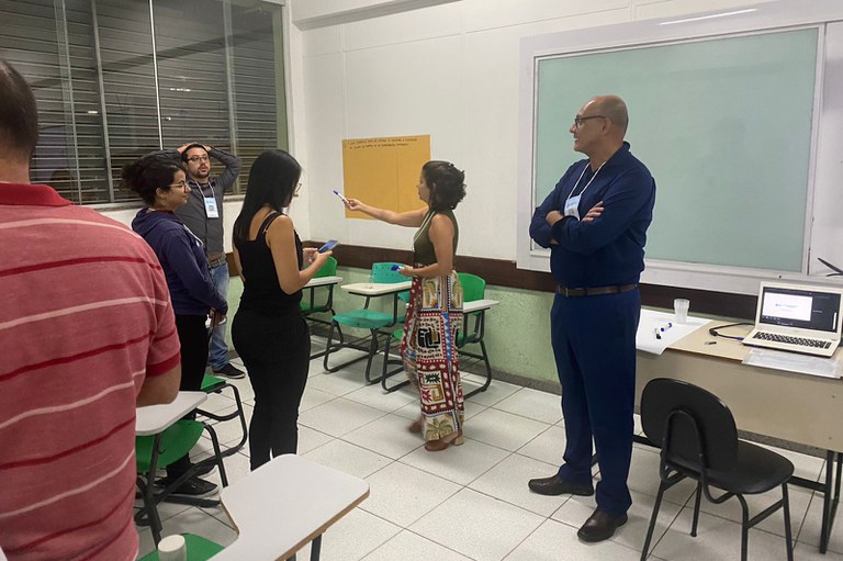 Especialista Márcio Araújo (à esq.) realiza oficina sobre planos de recursos hídricos durante o Simpósio