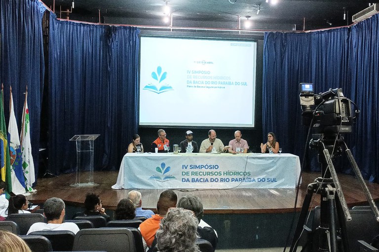 Especialista Osman Fernandes (2º da dir. para esq.) modera mesa sobre o tema Segurança Hídrica: Incertezas e Sustentabilidade para a Governança das Águas