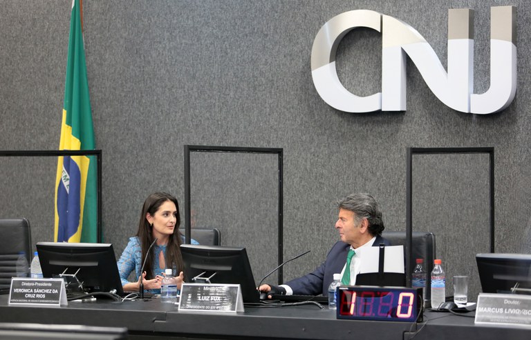 Diretora-presidente da ANA, Veronica Rios, e presidente do CNJ, Luiz Fux, na solenidade de assinatura do termo de cooperação
