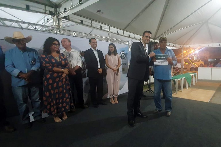 Diretor Filipe Sampaio entrega outorga a produtor rural da bacia do rio Piancó (GO)