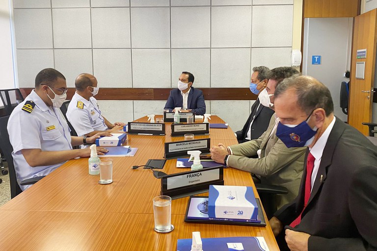 Diretor Vitor Saback (centro) se reúne com oficiais da Marinha para assinatura do TED