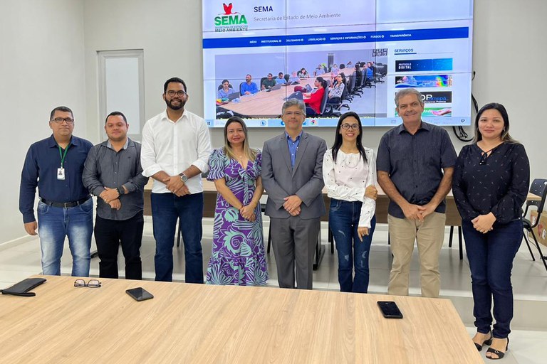 Superintendente adjunto Alan Lopes (centro) em encontro com equipe da SEMA/AP em Macapá
