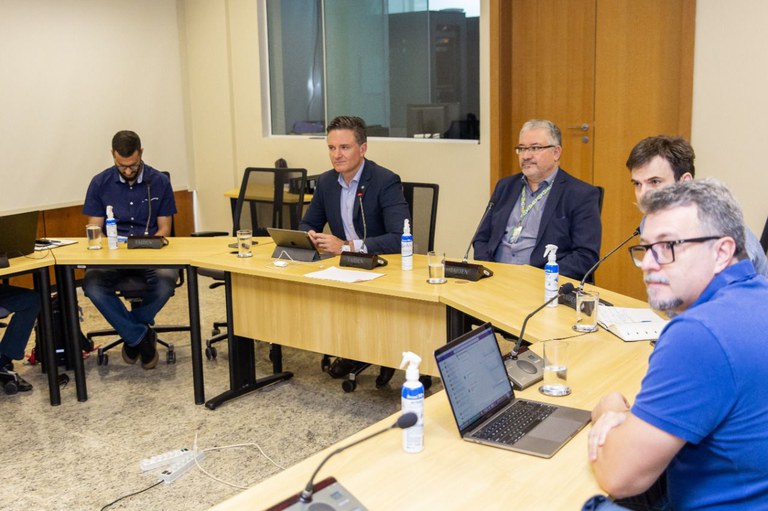 Servidores da ANA e da SEMAD/GO em reunião sobre uso do REGLA para regularização de usos das águas do rio Meia Ponte