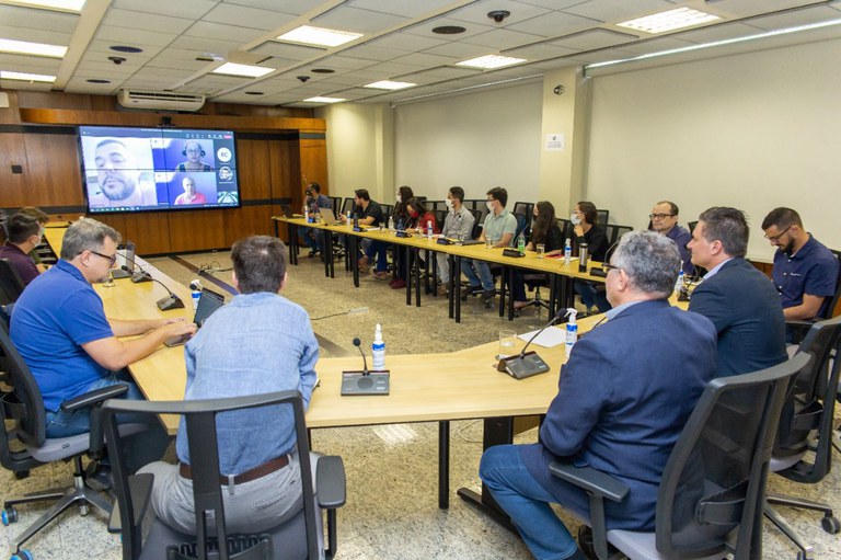 Servidores da ANA e da SEMAD/GO em reunião sobre uso do REGLA para regularização de usos das águas do rio Meia Ponte