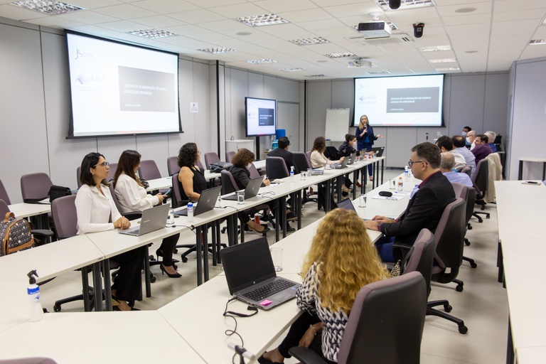 Renata Maranhão (em pé), coordenadora de Capacitação do SINGREH e do Setor de Saneamento da ANA, discursa na abertura da Oficina