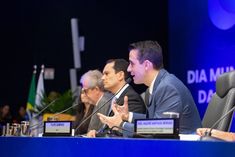 Diretor Filipe Sampaio discursa na mesa de abertura do evento