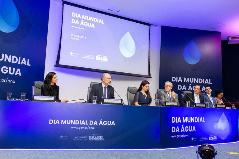 Diretor Mauricio Abijaodi discursa durante a mesa de abertura do evento