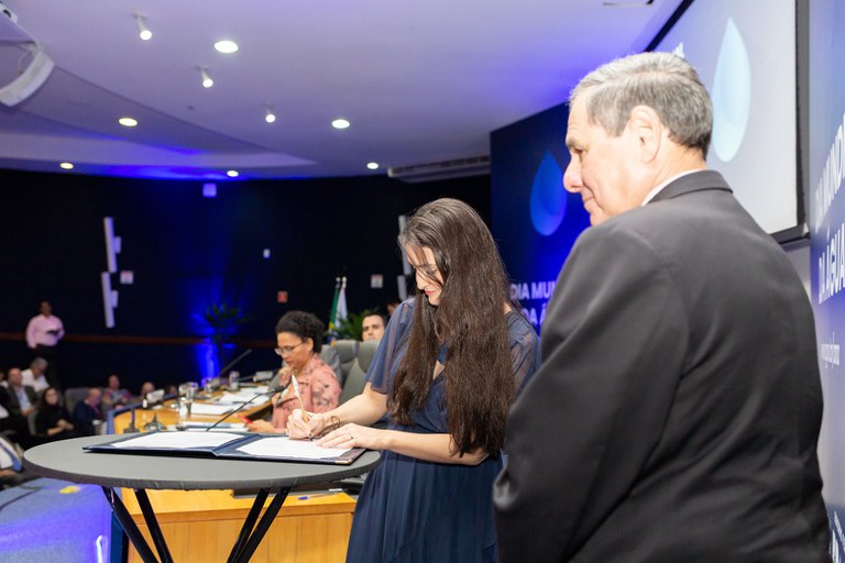 Diretora-presidente da ANA e presidente do Conselho Deliberativo da ABNT, Mario William Esper, assinam parceria