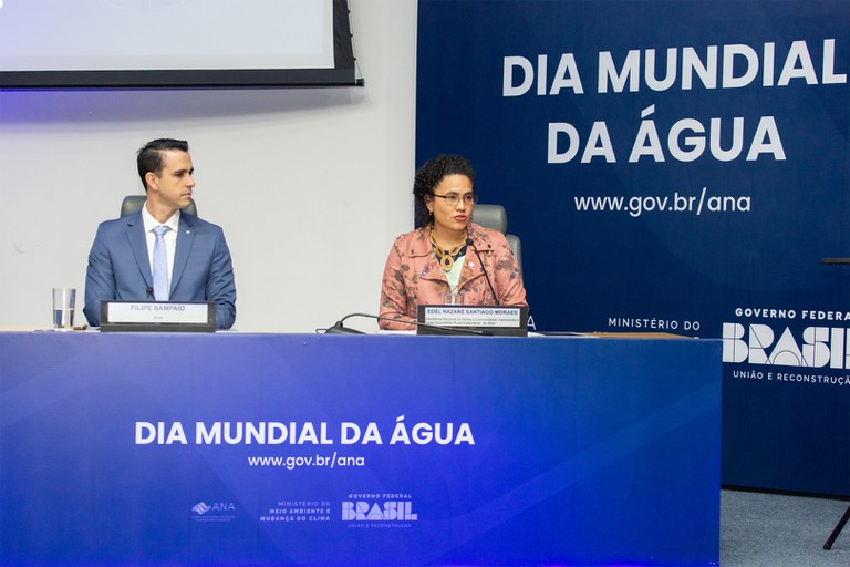 Secretária Edel de Moraes (à dir.) discursa na mesa de abertura do evento