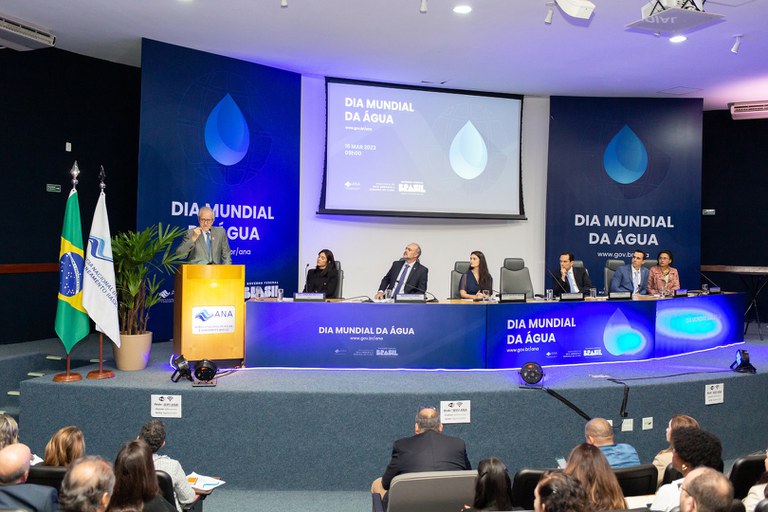 Secretário-executivo do MMA, João Paulo Capobianco (à esq.), discursa na mesa de abertura do evento