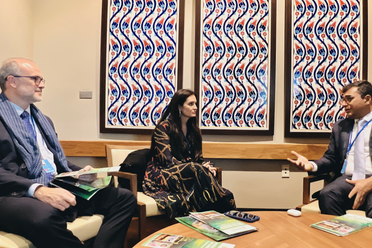 Diretor Mauricio Abijaodi e diretora-presidente, Veronica Rios, se reúnem com o governador do Amazonas, Wilson Lima (à dir.)