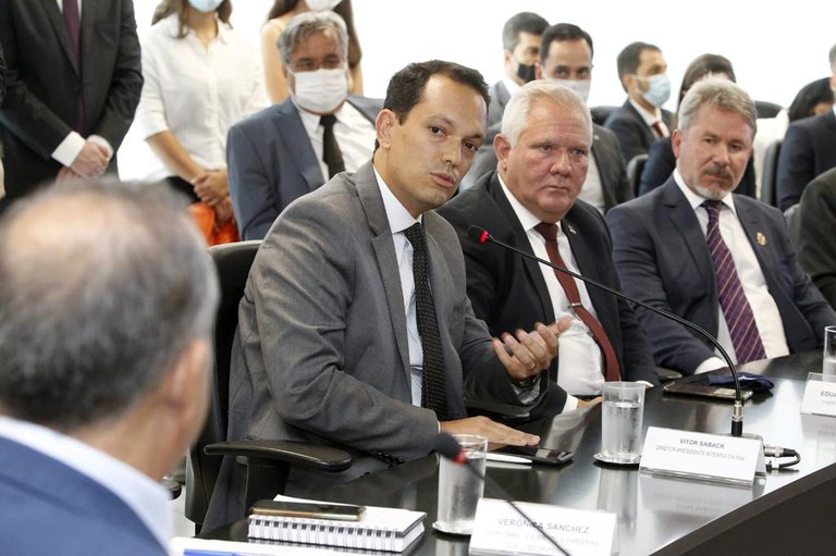 Saback (centro) discursa na solenidade de entrega do Selo