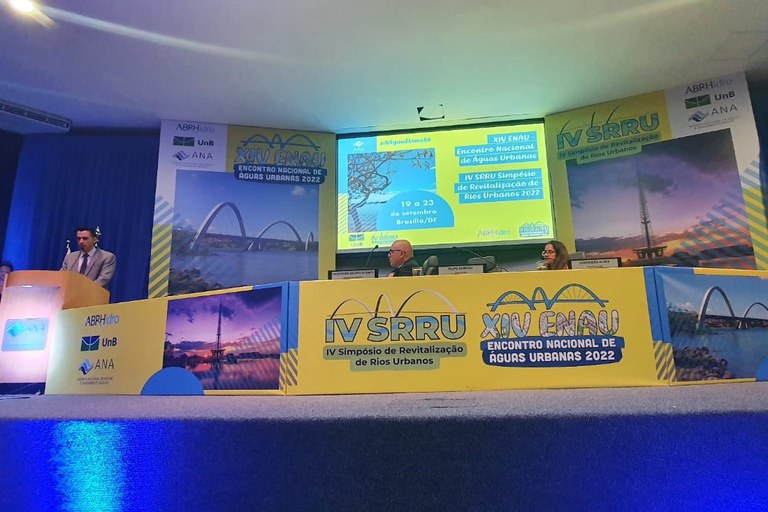 Diretor Filipe Sampaio (à esq.) discursa na solenidade de encerramento do 14º ENAU e do 4º SRRU